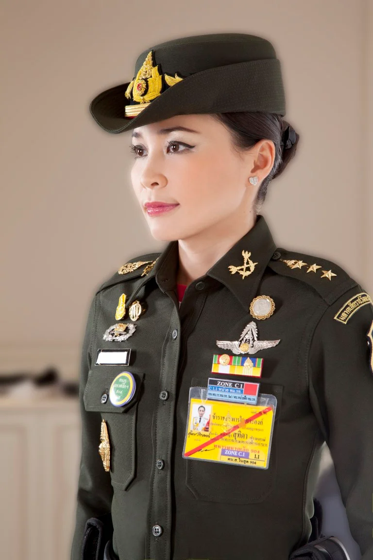 Появились первые официальные фото королевы Таиланда, и они не похожи на портрет Меган - фото 434514
