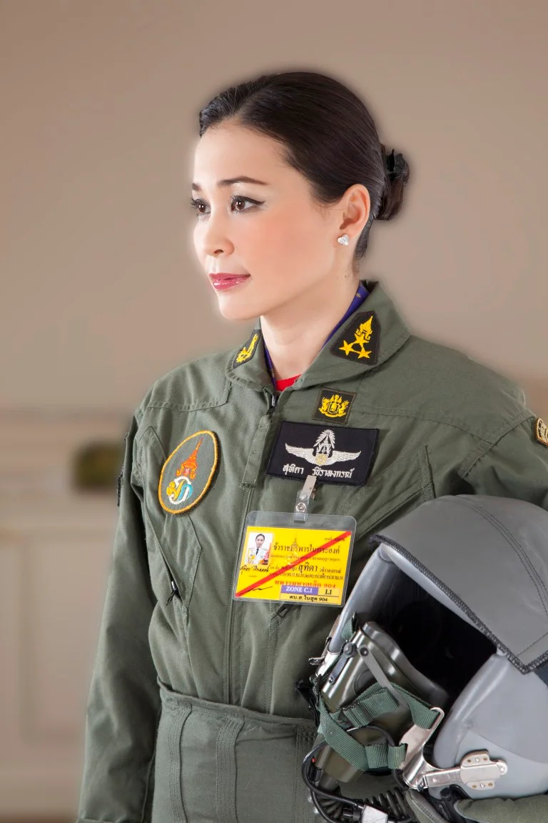 Появились первые официальные фото королевы Таиланда, и они не похожи на портрет Меган - фото 434516