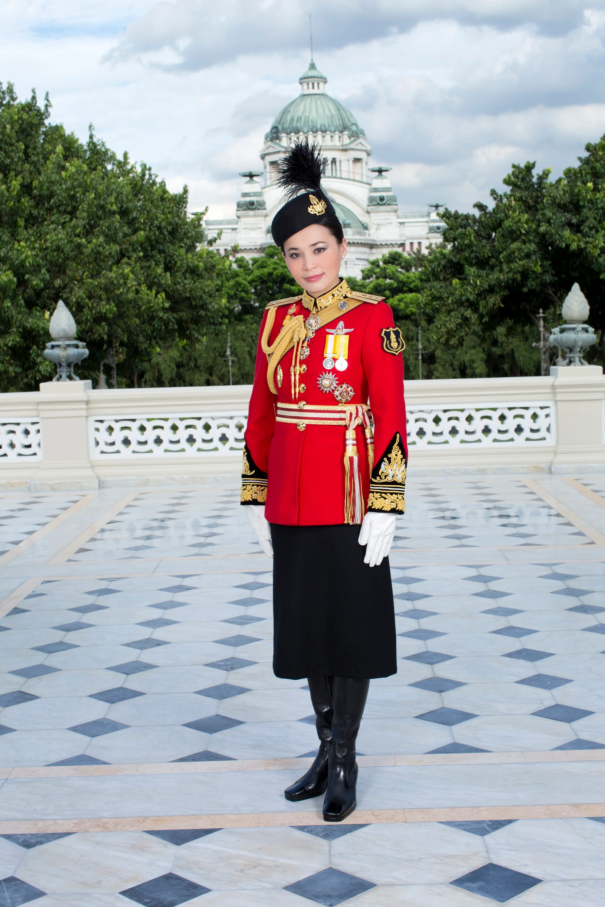 Появились первые официальные фото королевы Таиланда, и они не похожи на портрет Меган - фото 434521