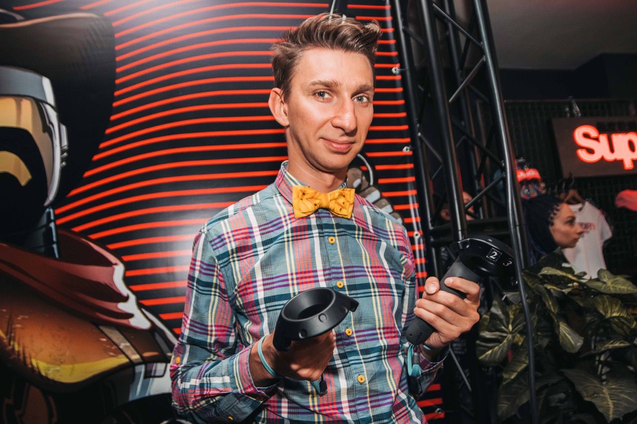 Звезды Сергей Бабкин, Женя Галич, LAUD и актеры 'Школы' поигрались в виртуальные стрелялки - фото 434630