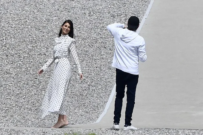 Папарацци застукали, как Ди Каприо фоткает свою девушку для Instagram, и это очень мило - фото 434709
