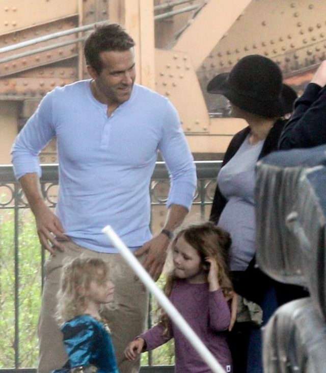 Беременная Блейк Лайвли с дочерьми посетила Райана Рейнольдса на съемках, и это очень мило - фото 435257