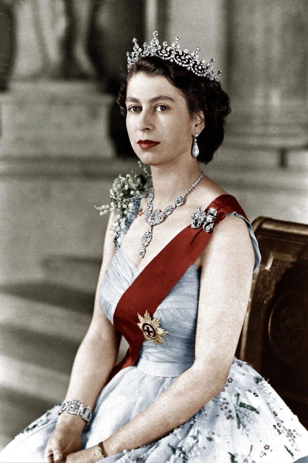 Мир взволнован слухом о том, что Елизавета II носит парик - фото 435731