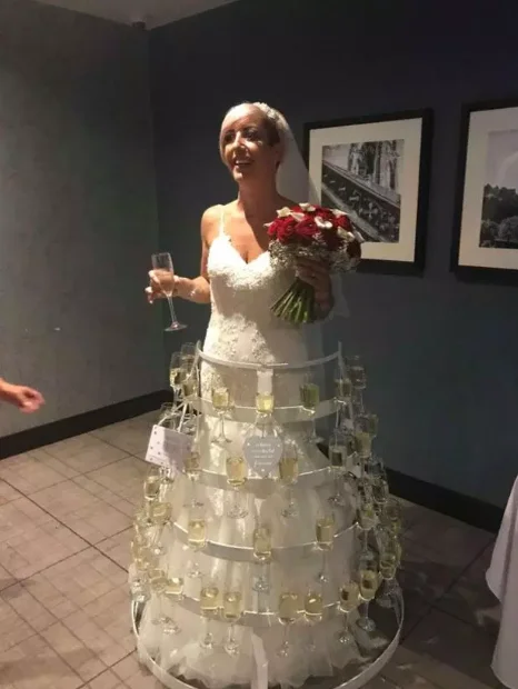 Невеста сделала свадебное платье мечты из 30 кг железа и шампанского, и это очень круто - фото 435756
