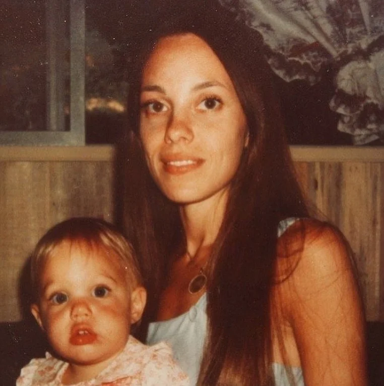 Мережу замилували дитячі знімки Анджеліни Джолі з мамою - фото 436204