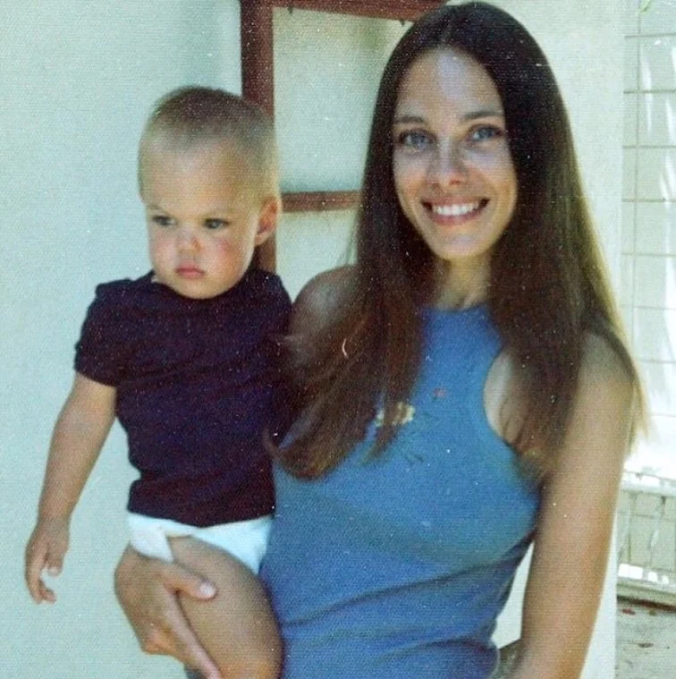Мережу замилували дитячі знімки Анджеліни Джолі з мамою - фото 436205