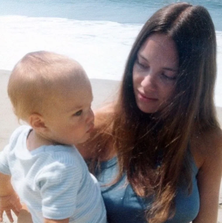 Мережу замилували дитячі знімки Анджеліни Джолі з мамою - фото 436208