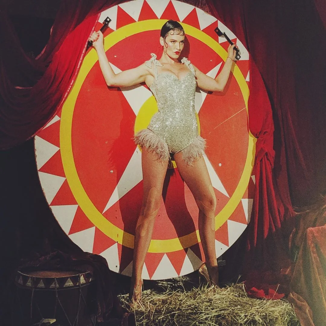 Кошечка Даша Астафьева в роли обольстительной актрисы цирка взбудоражит твои фантазии - фото 436573