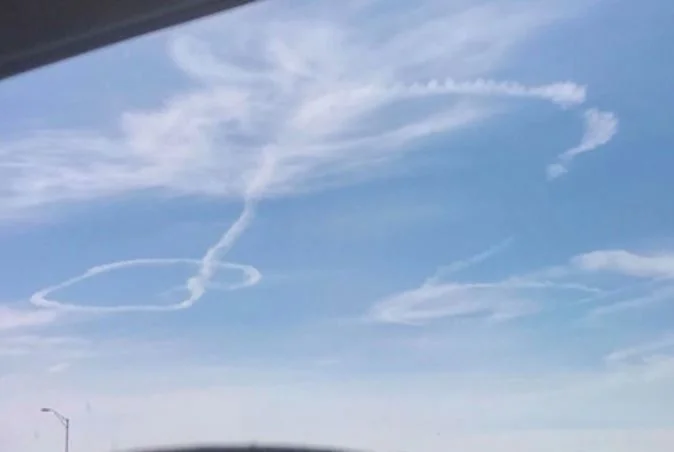 Самолеты случайно 'нарисовали' в небе огромный пенис, и это феерично - фото 436675