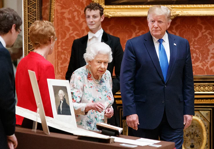 Стало известно, что Дональд и Мелания Трамп подарили Елизавете II во время визита в Лондон - фото 436809