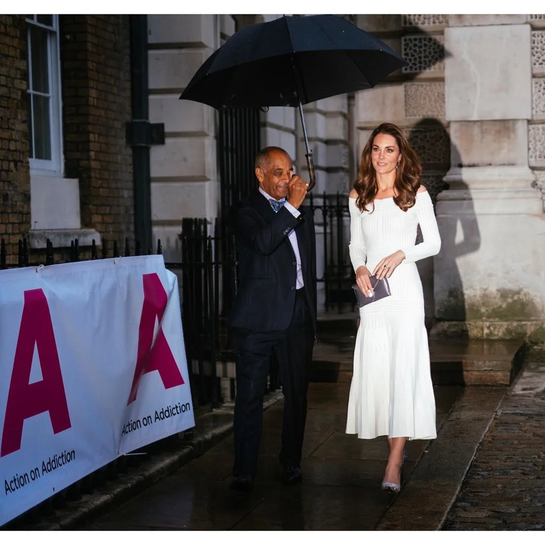 Будущая королева Англии Кейт Миддлтон надела облегающее платье с обнаженными плечами - фото 437558