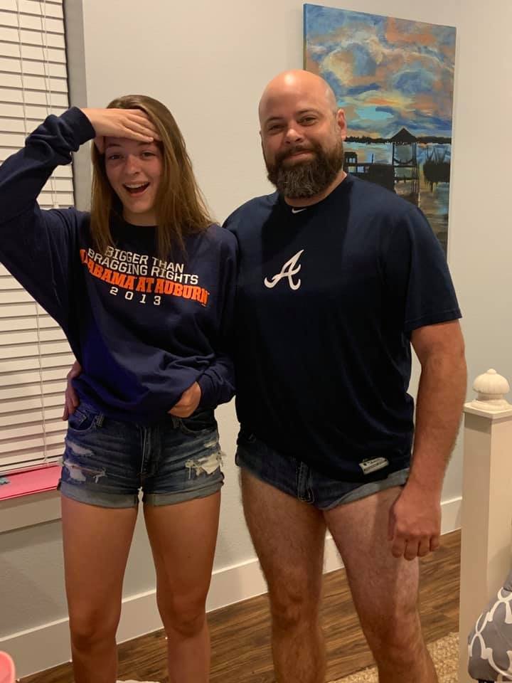 Отец натянул коротенькие шортики, чтобы потроллить дочь – получилось очень смешно - фото 438213