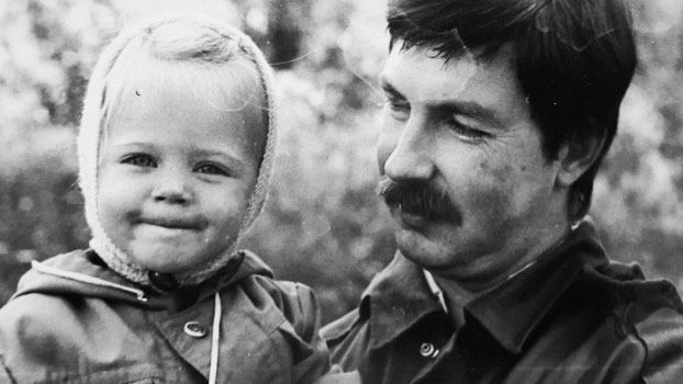 Загадкова ONUKA розчулила мережу рідкісними фото з татом, на яких вона ще зовсім маленька - фото 438496