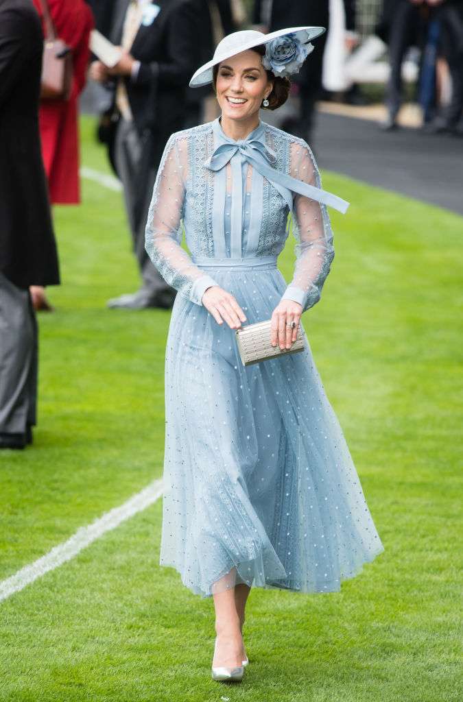 Королевский шик: Кейт Миддлтон в невероятной красоты платье очаровала весь мир - фото 438542