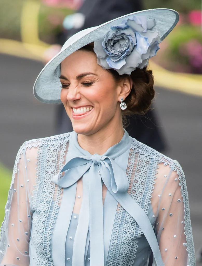 Королевский шик: Кейт Миддлтон в невероятной красоты платье очаровала весь мир - фото 438543