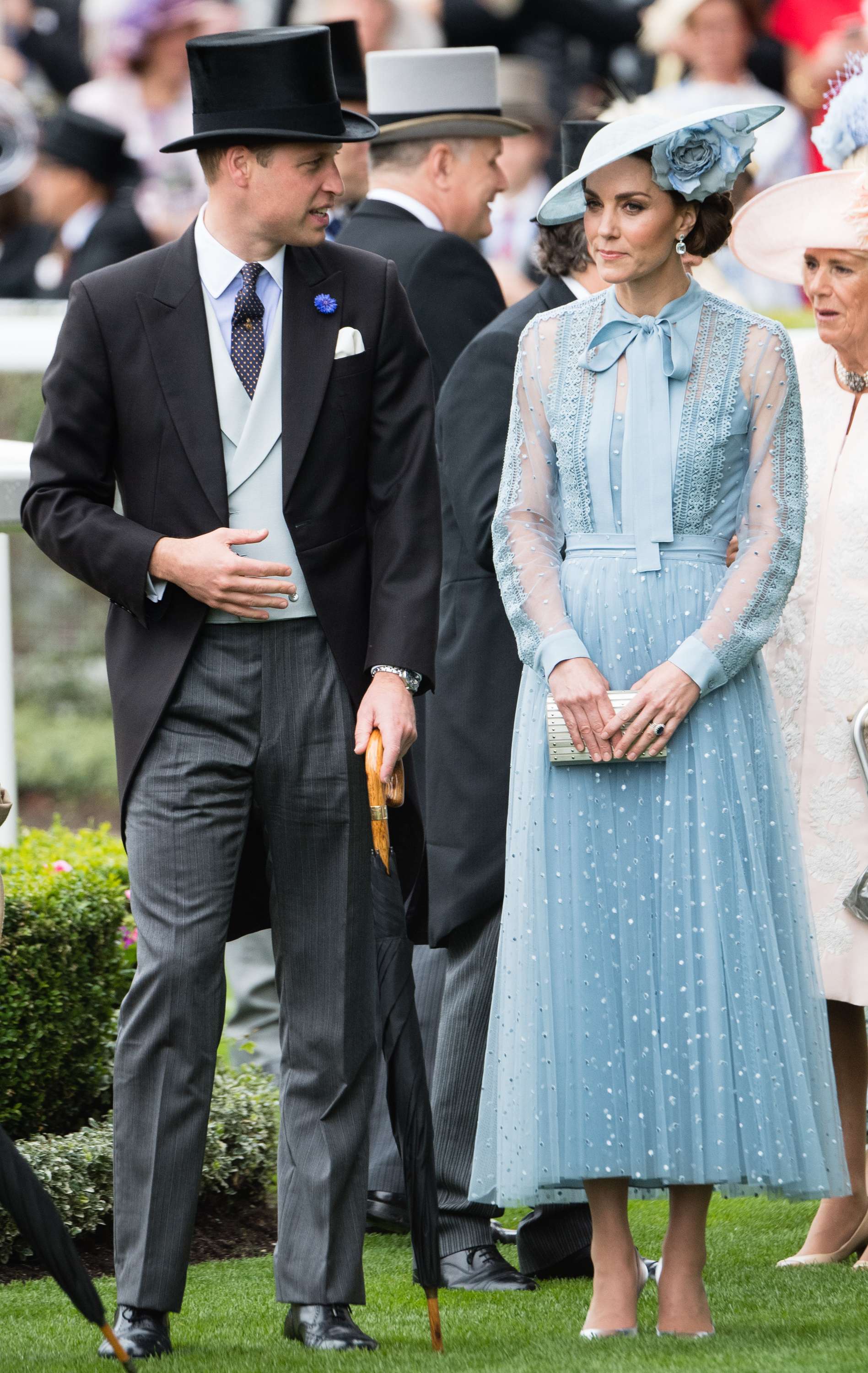Королевский шик: Кейт Миддлтон в невероятной красоты платье очаровала весь мир - фото 438544