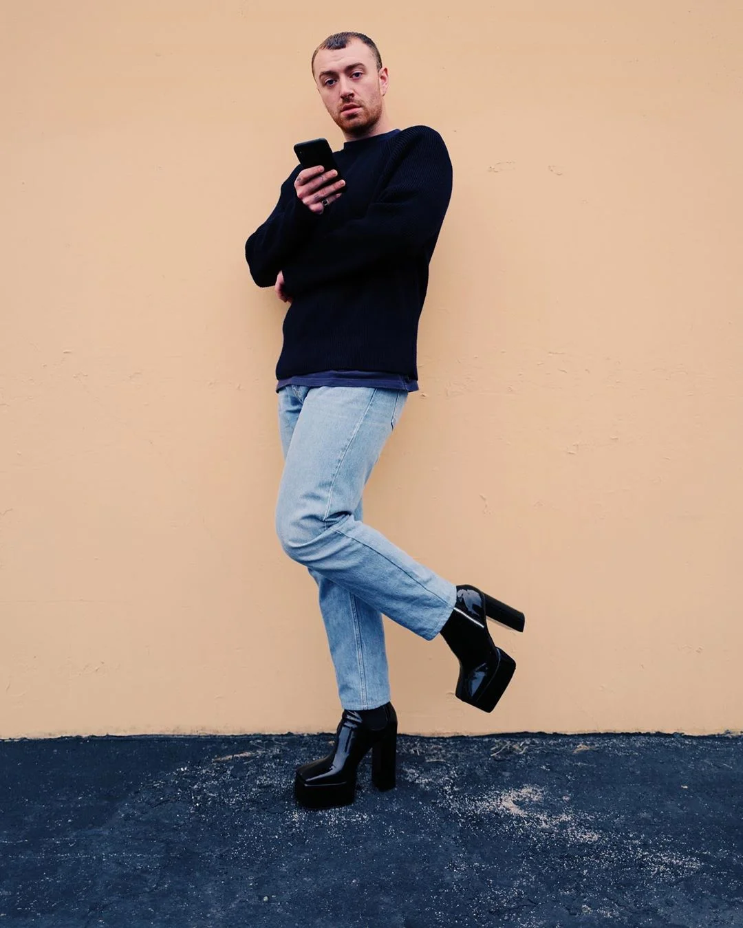 Всесвітньо відомий співак Сем Сміт показав ідеальне взуття на підборах для чоловіків - фото 438559
