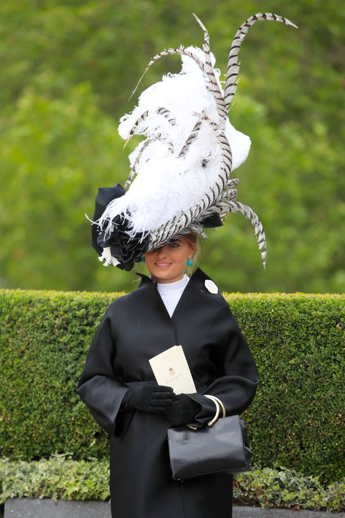 Причудливые и безумные шляпки британок на королевских скачках Royal Ascot 2019 - 438569 Причудливые и безумные шляпки британок на королевских скачках Royal Ascot 2019 - фото 438569