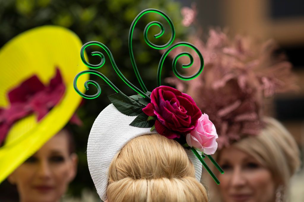 Причудливые и безумные шляпки британок на королевских скачках Royal Ascot 2019 - 438575 Причудливые и безумные шляпки британок на королевских скачках Royal Ascot 2019 - фото 438575