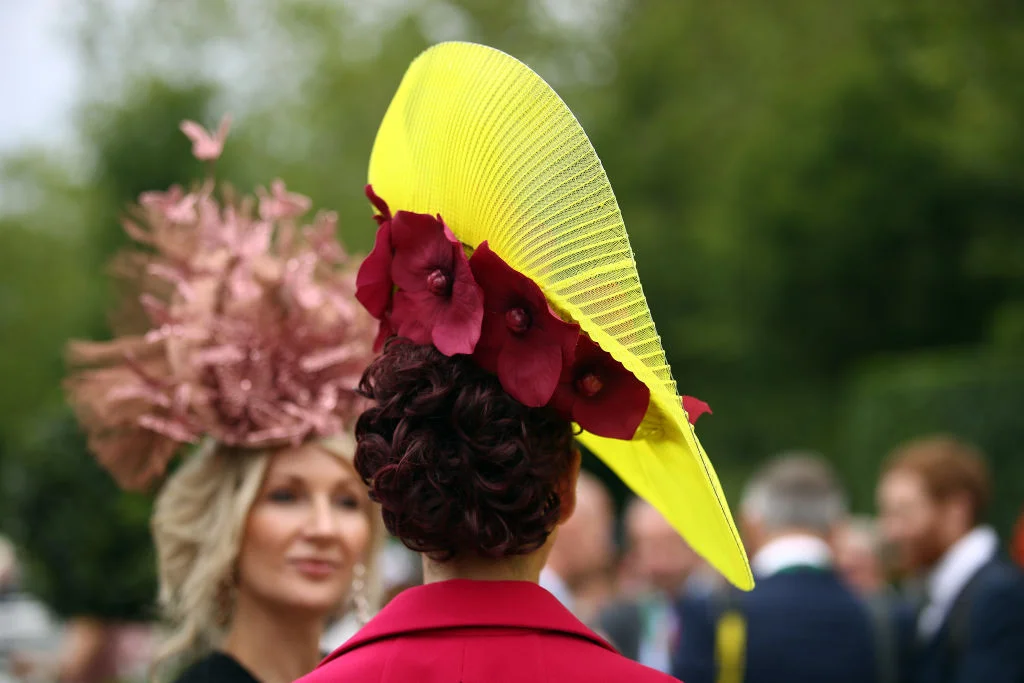 Причудливые и безумные шляпки британок на королевских скачках Royal Ascot 2019 - фото 438579