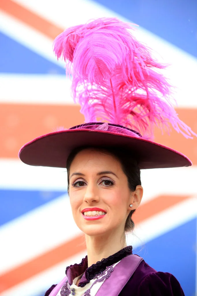 Причудливые и безумные шляпки британок на королевских скачках Royal Ascot 2019 - фото 438580