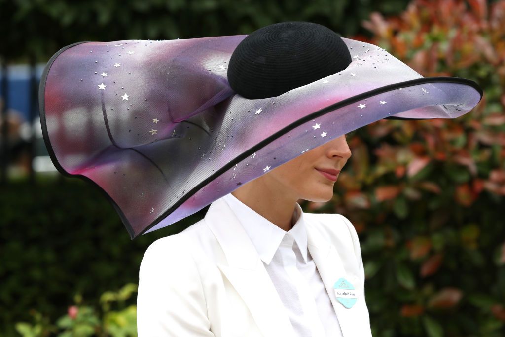 Причудливые и безумные шляпки британок на королевских скачках Royal Ascot 2019 - 438590 Причудливые и безумные шляпки британок на королевских скачках Royal Ascot 2019 - фото 438590