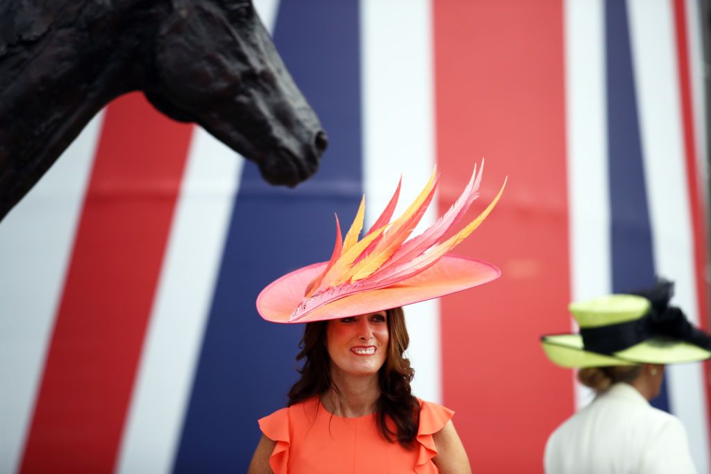Причудливые и безумные шляпки британок на королевских скачках Royal Ascot 2019 - 438593 Причудливые и безумные шляпки британок на королевских скачках Royal Ascot 2019 - фото 438593