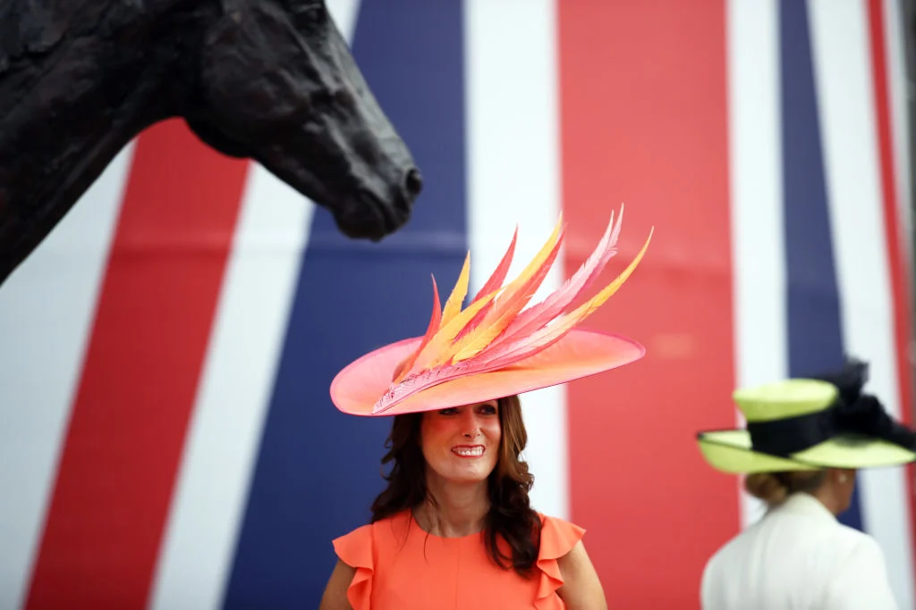 Причудливые и безумные шляпки британок на королевских скачках Royal Ascot 2019 - фото 438593