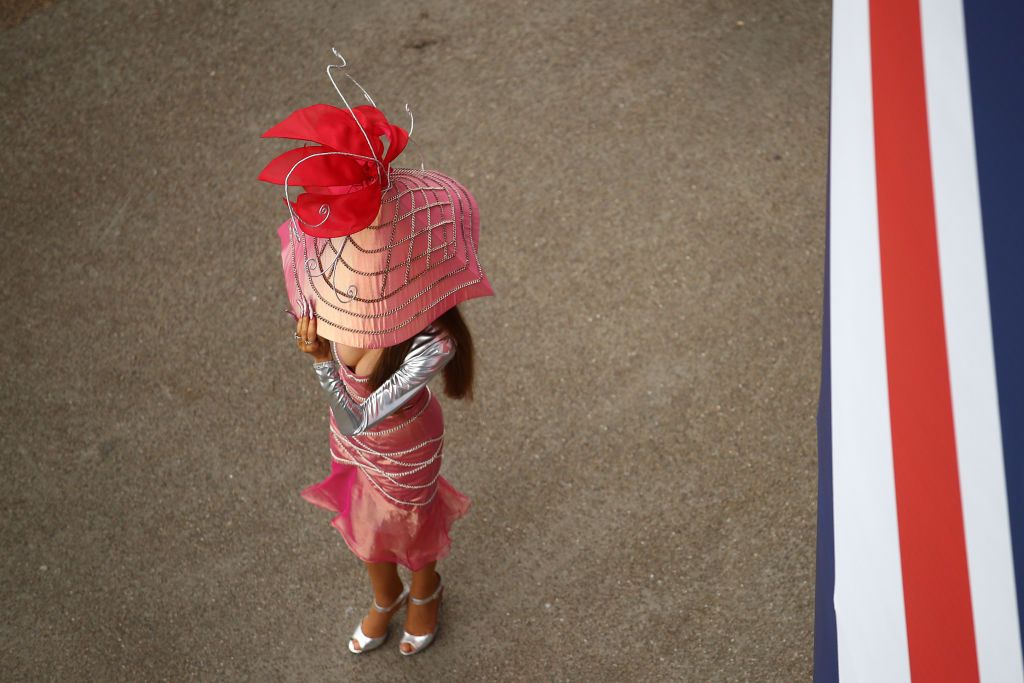 Причудливые и безумные шляпки британок на королевских скачках Royal Ascot 2019 - 438598 Причудливые и безумные шляпки британок на королевских скачках Royal Ascot 2019 - фото 438598