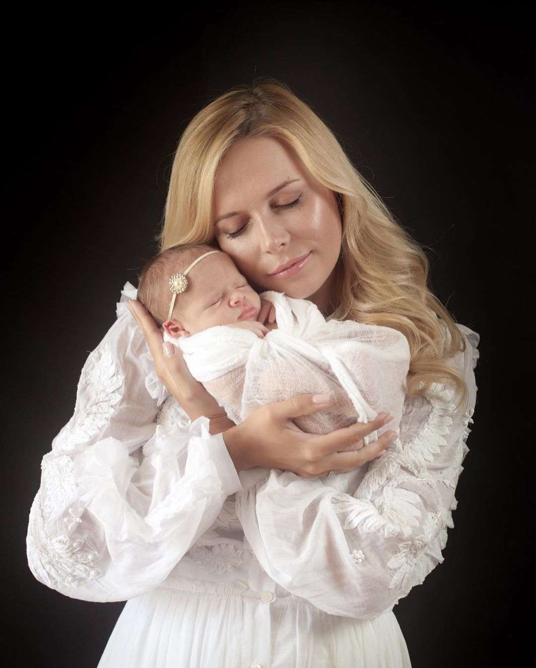 В первый день рождения дочери Юлия Думанская показала, как выросла ее кроха - фото 438640