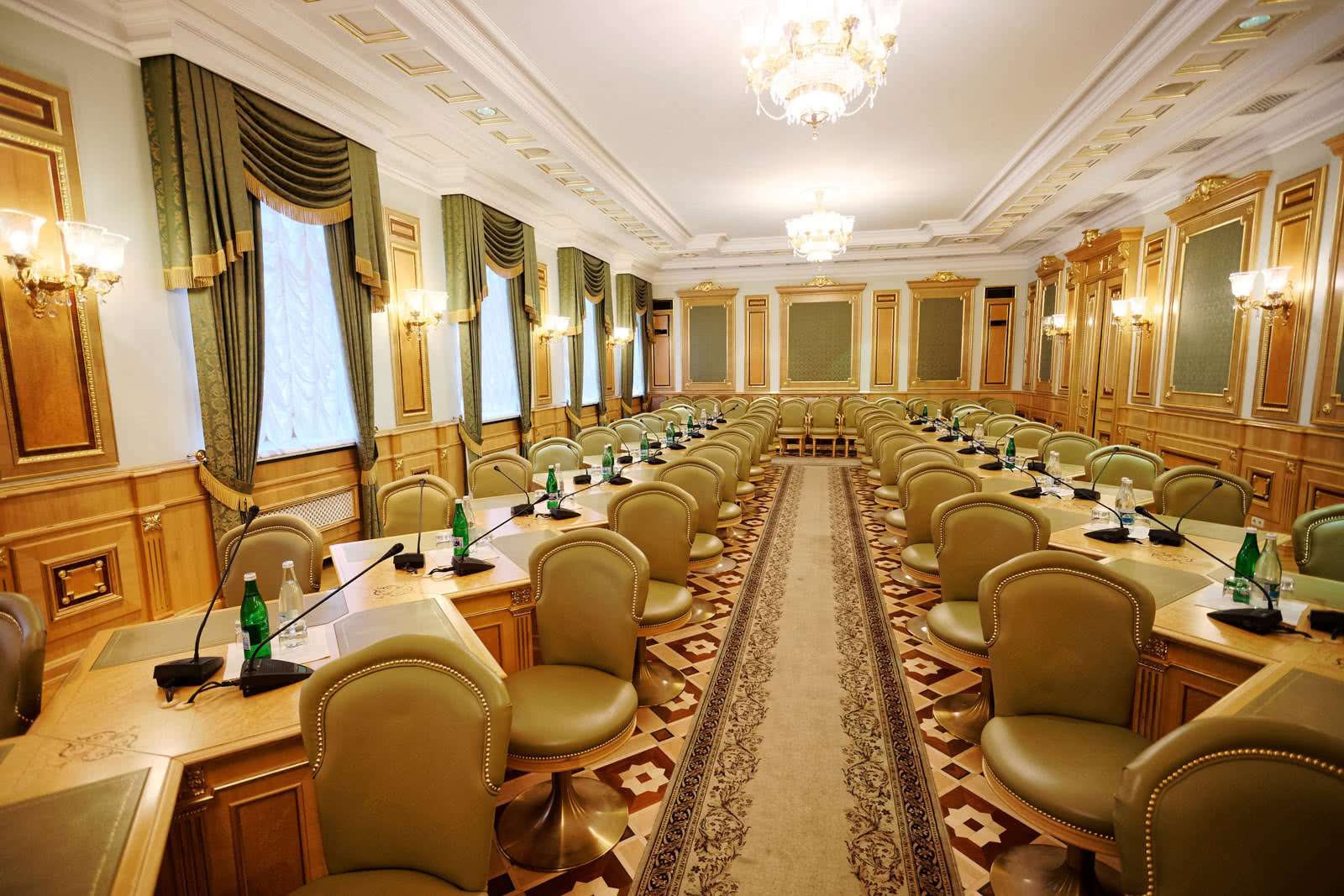 Президент України Володимир Зеленський показав свої розкішні володіння з потайною кімнатою - фото 438720