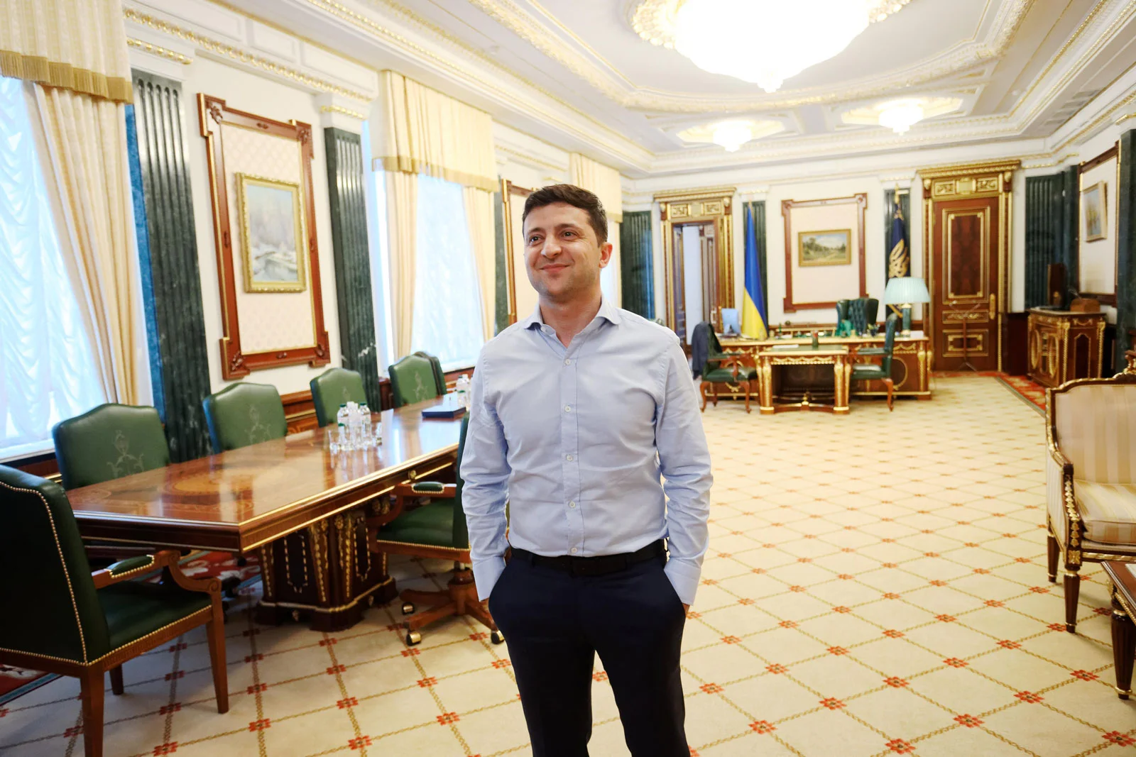 Президент Украины Владимир Зеленский показал свои роскошные владения с потайной комнатой - фото 438721