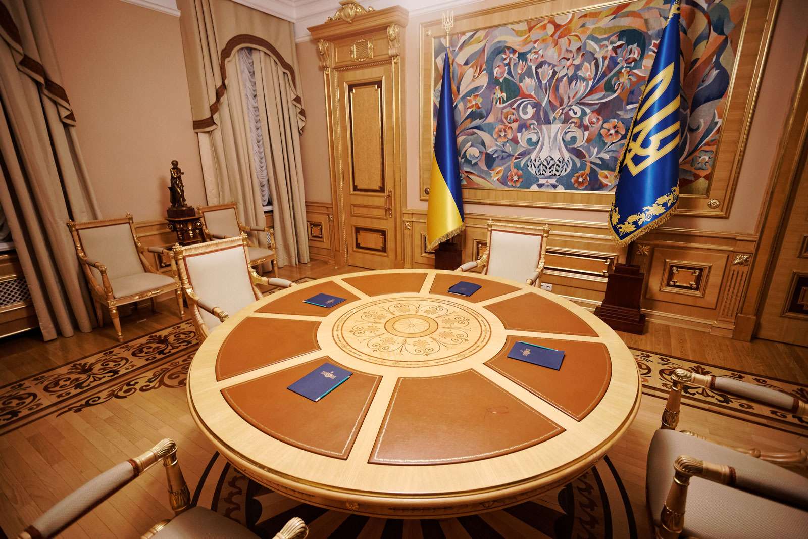 Президент Украины Владимир Зеленский показал свои роскошные владения с потайной комнатой - фото 438723