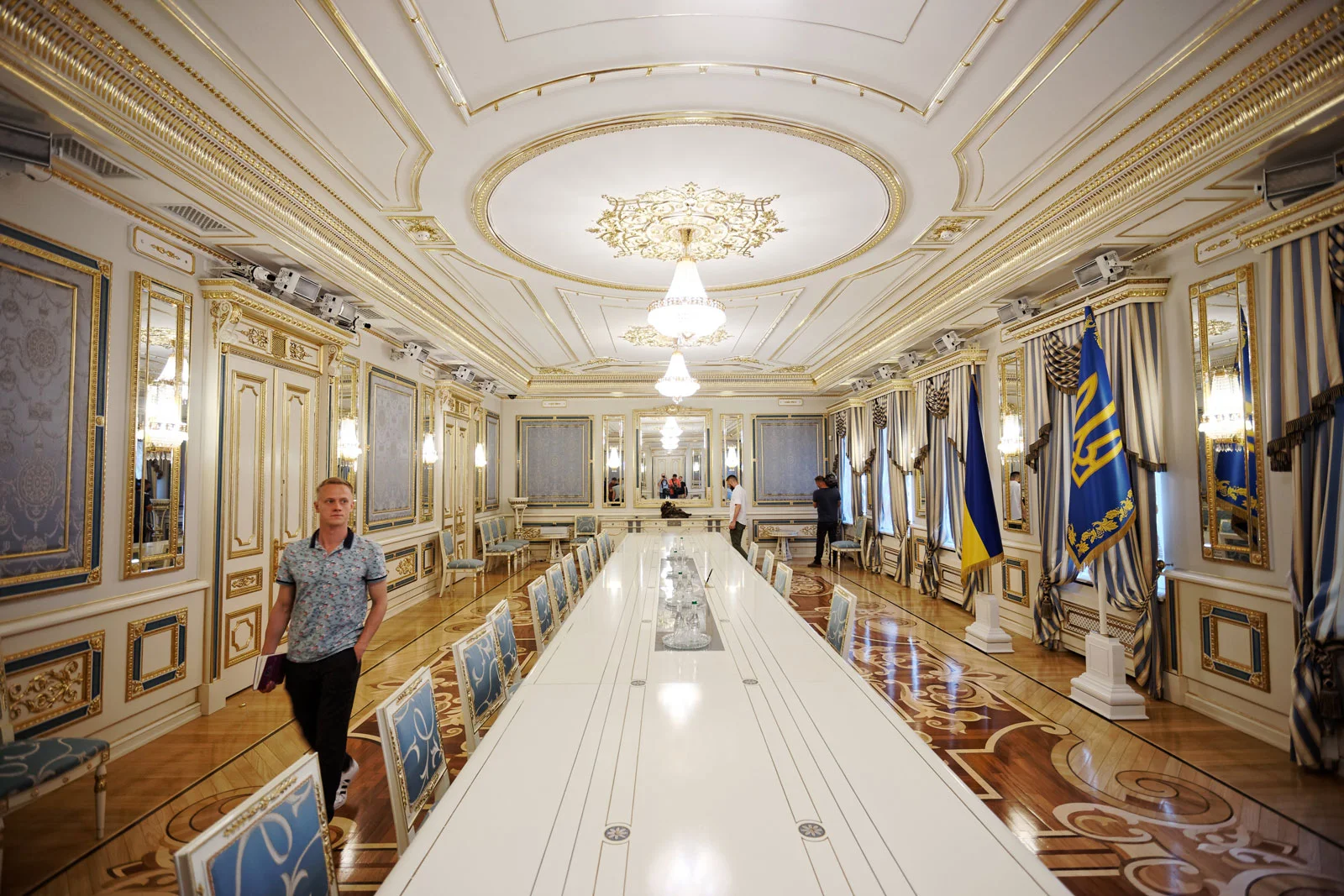 Президент Украины Владимир Зеленский показал свои роскошные владения с потайной комнатой - фото 438724