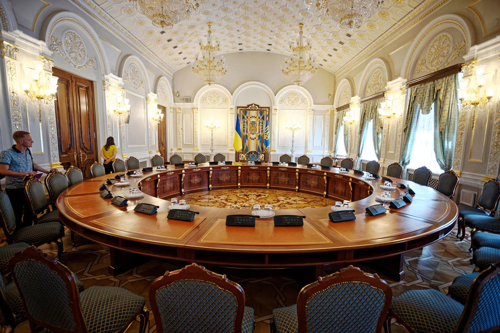 Президент України Володимир Зеленський показав свої розкішні володіння з потайною кімнатою - фото 438725