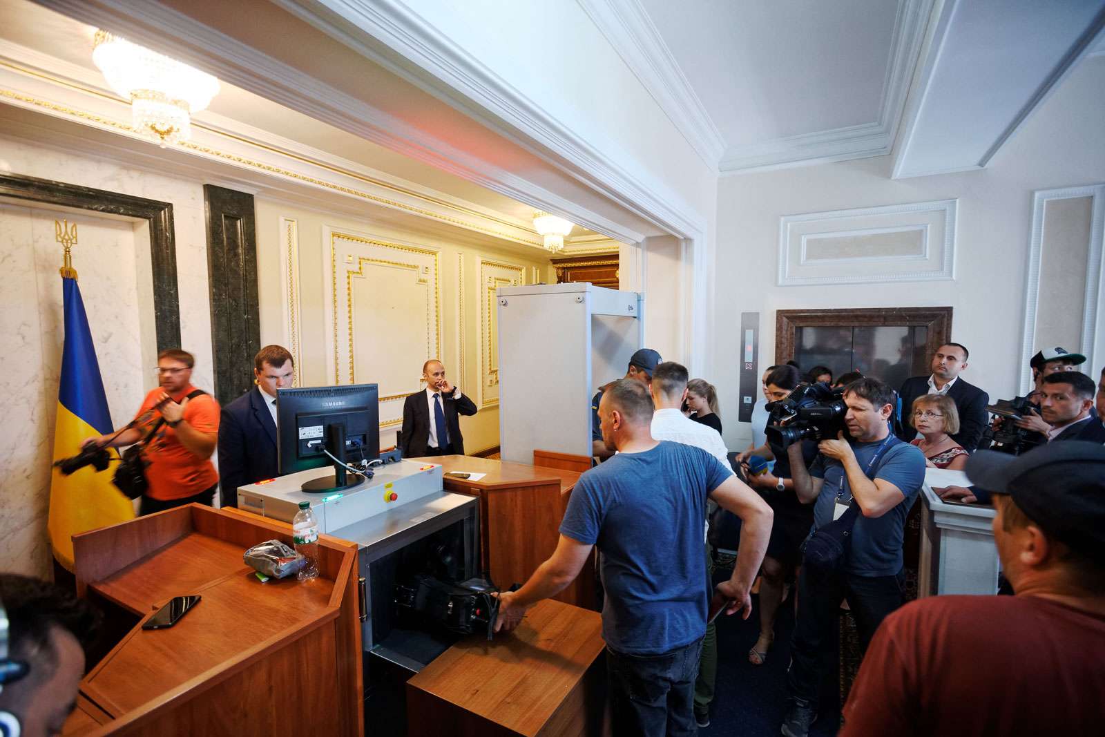 Президент Украины Владимир Зеленский показал свои роскошные владения с потайной комнатой - фото 438730