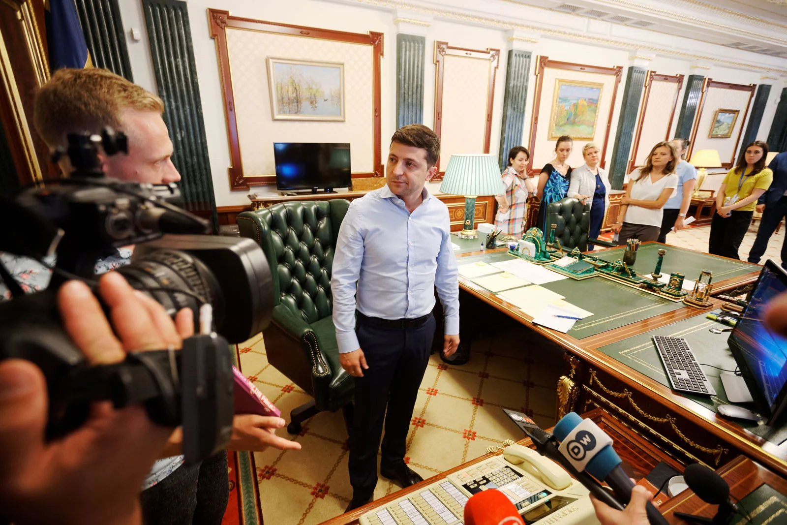 Президент України Володимир Зеленський показав свої розкішні володіння з потайною кімнатою - фото 438737