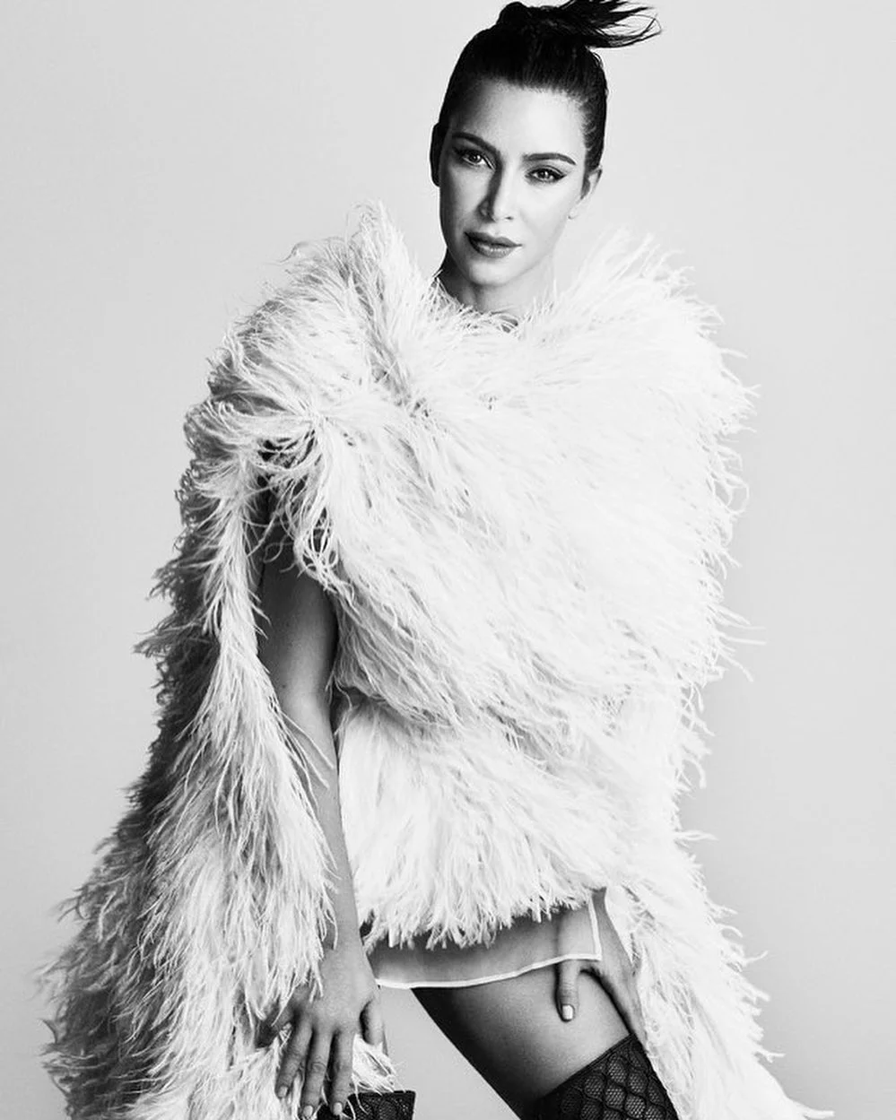Сексапільна Кім Кардашьян прикрасила сторінки модного журналу Vogue - фото 438831