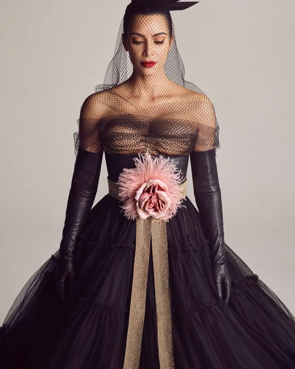Сексапильная Ким Кардашьян украсила страницы модного журнала Vogue - фото 438833