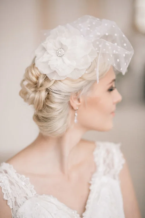 Весільні зачіски 2019: фото кращих варіантів укладок для нареченої - фото 438880