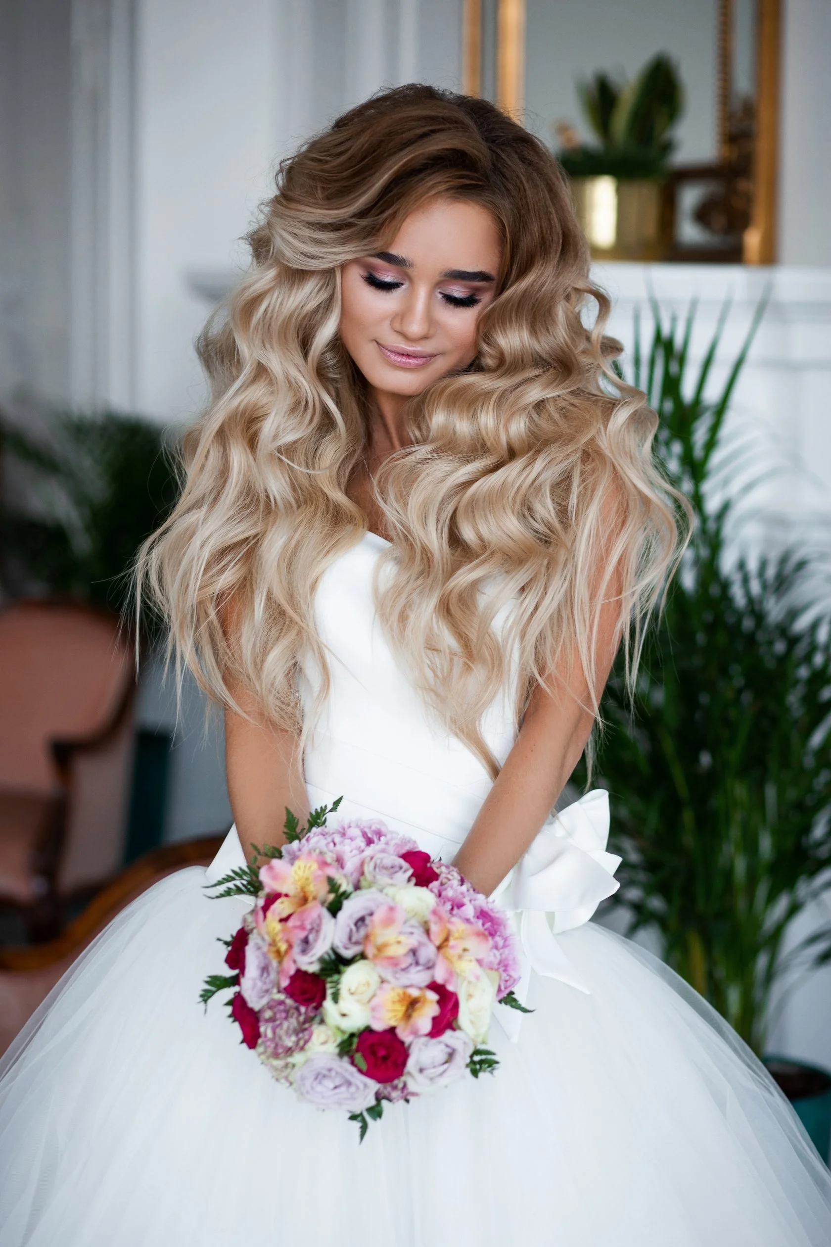 Весільні зачіски 2019: фото кращих варіантів укладок для нареченої - фото 438888