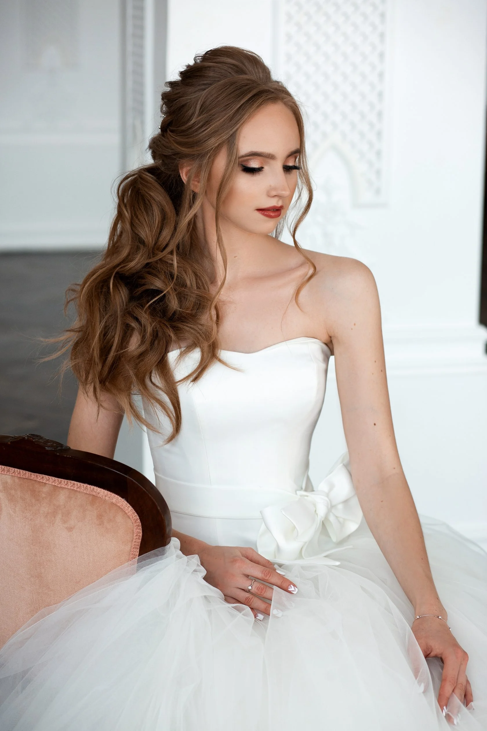 Весільні зачіски 2019: фото кращих варіантів укладок для нареченої - фото 438890