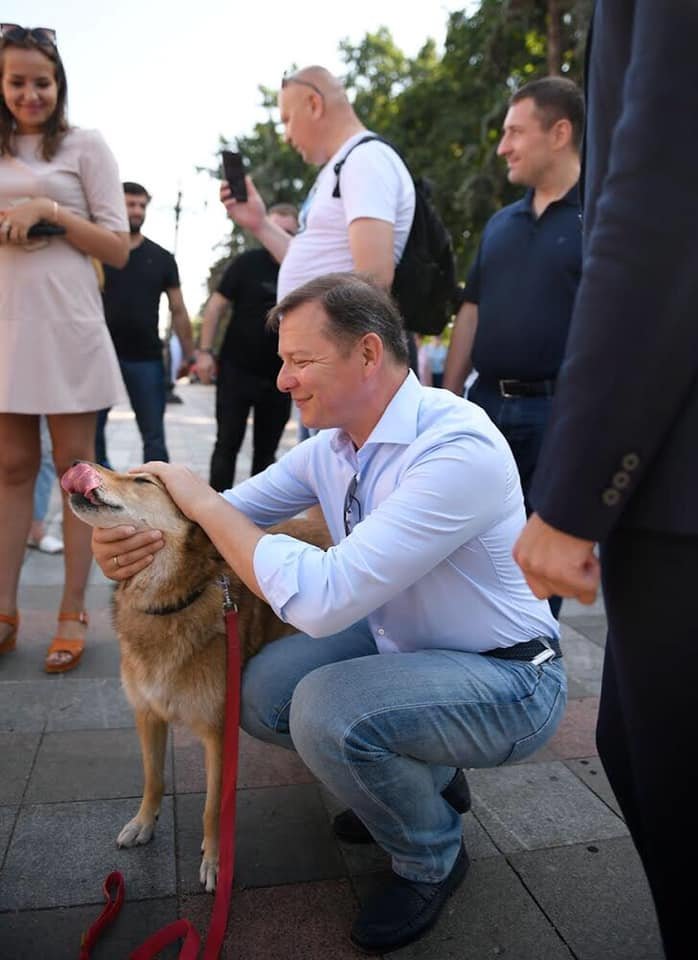 Олег Ляшко прийшов до Верховної Ради зі своїм песиком на честь Pet’s Friday - фото 438921