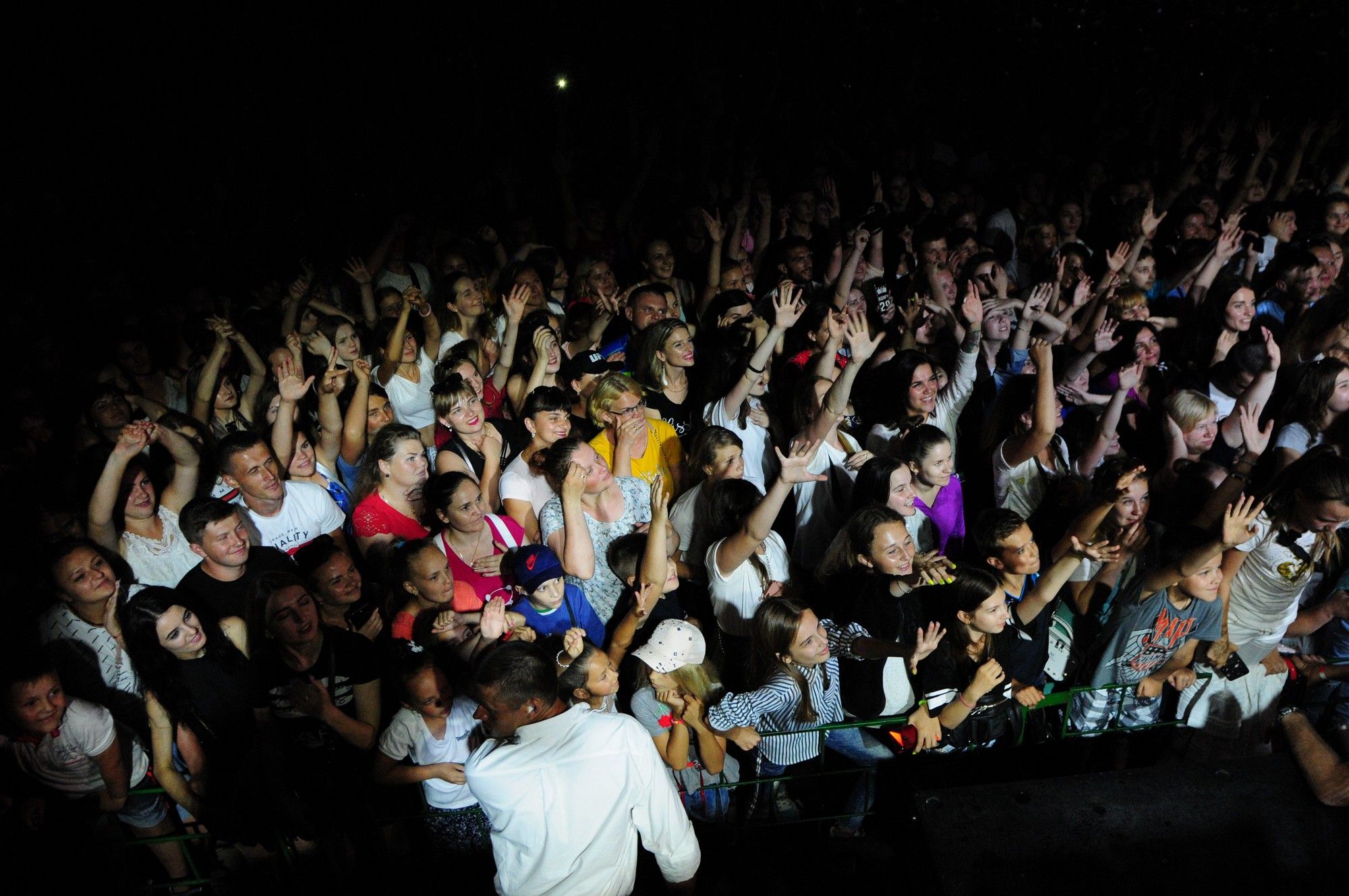 LuxFmPartyTour: Мішель Андраде та MOZGI розкачали місто Сарни! - фото 438952
