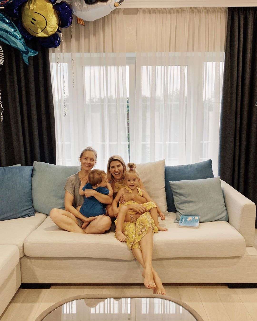 Молоді матусі Аніта Луценко та Олена Шоптенко дружать сім'ями, і це фото цьому доказ - фото 439099
