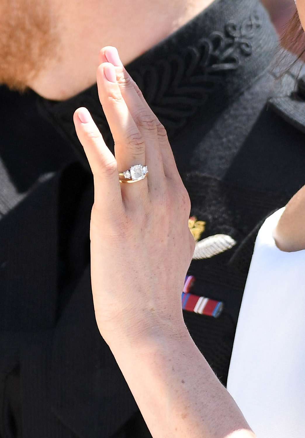 Так виглядала обручка Меган Маркл на весіллі у 2018 році - фото 439195