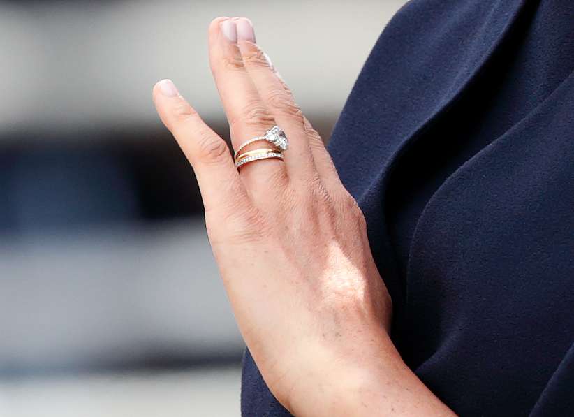 Капризная Меган Маркл изменила дизайн кольца, которое ей подарил принц Гарри на помолвку - фото 439196