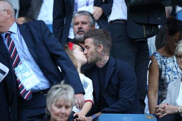 Дэвид Бекхэм поцеловал маленькую дочь прямо в губы посреди толпы людей - фото 439779