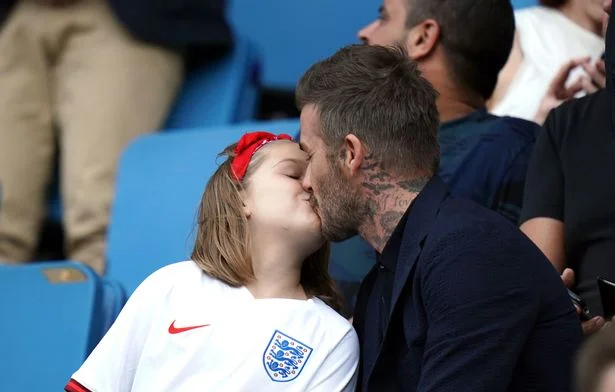 Дэвид Бекхэм поцеловал маленькую дочь прямо в губы посреди толпы людей - фото 439780