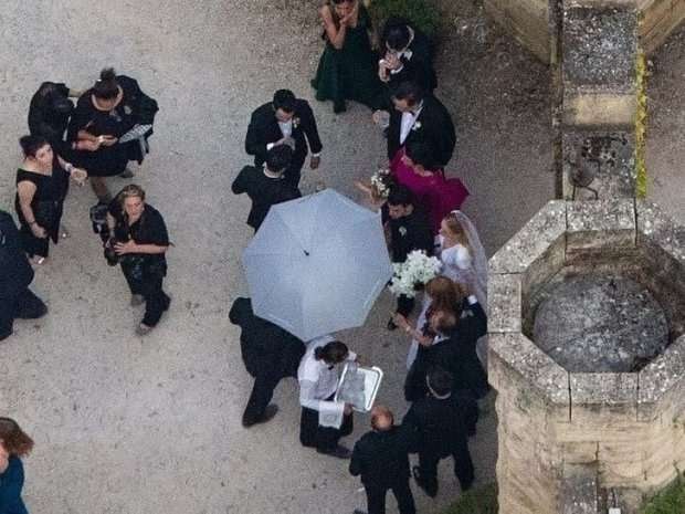 Софи Тернер устроила вторую пышную свадьбу во Франции, на которую съехались звезды - фото 439905